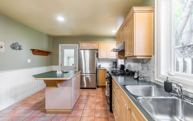 Cozy Houses in Downtown Toronto by GLOBALSTAY