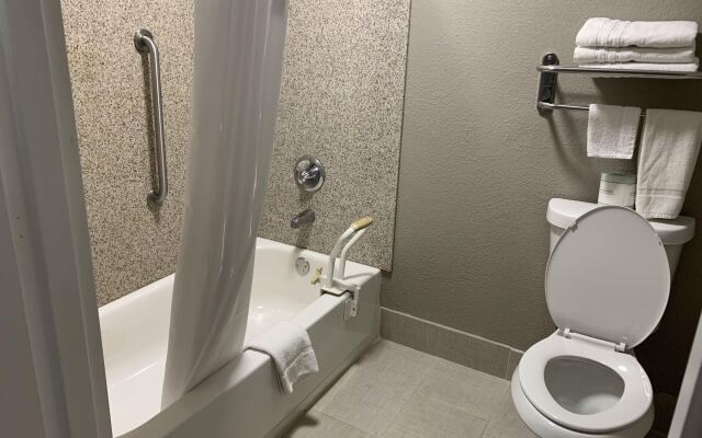 Days Inn & Suites by Wyndham Collierville Germantown Area