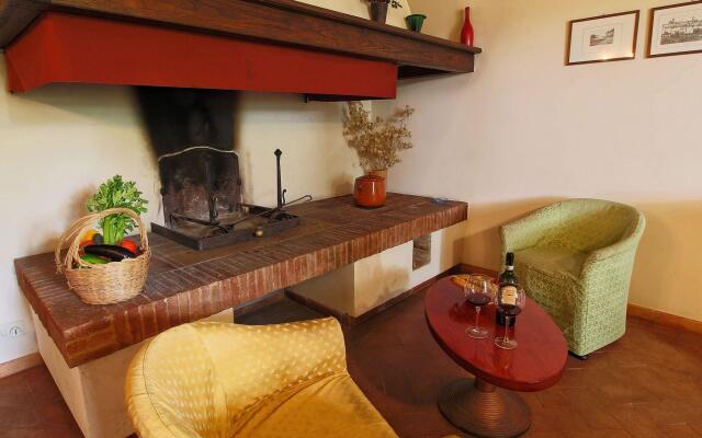 Estate with pool and tennis court in the Tuscan hills