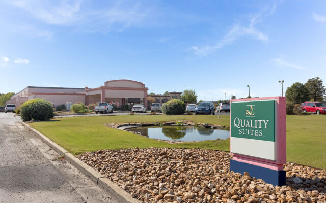 Econo Lodge Inn & Suites