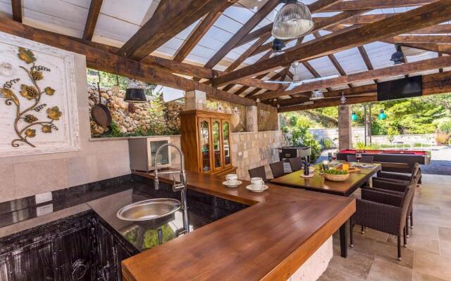Villa Porto Mimice, 40sqm Heated Private Pool, 4 bedrooms, Sauna, Gym, Billiard