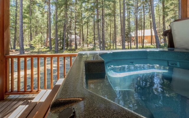 Getaway Moose 3 Bedroom Home by NW Comfy Cabins by RedAwning