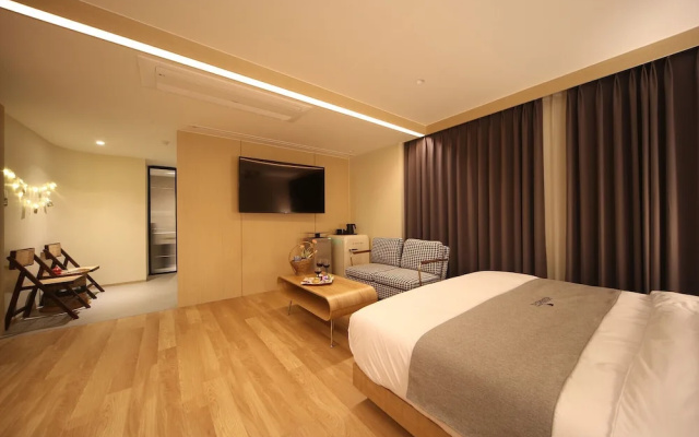 Hound Hotel Sajik Minam Station