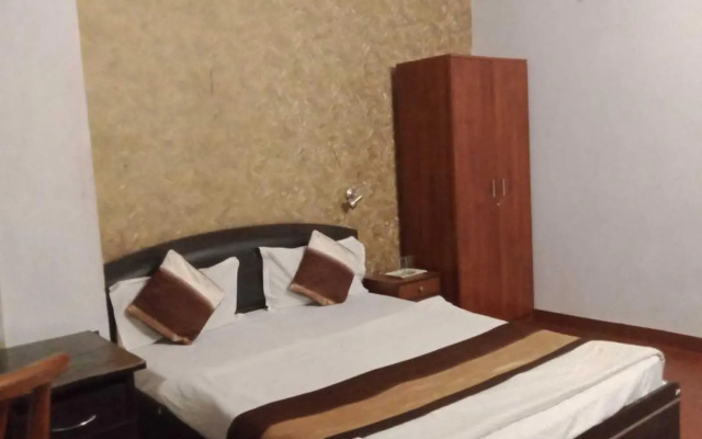 OYO HOME 70100 The Wood Inn