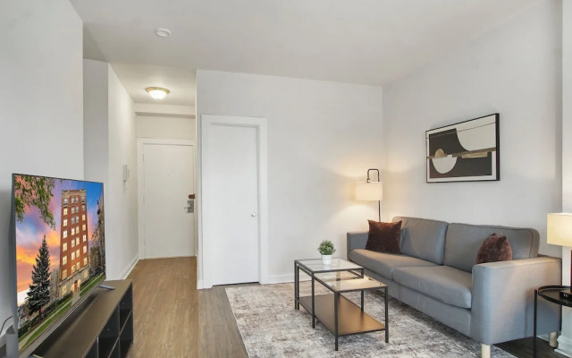 Sleek 2BR - Hyde Park 405