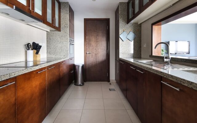 Light + Beautiful 1BR in Amazing Downtown Dubai!
