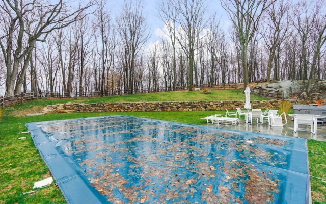 Bedford Big House w Heated Pool & Hot Tub on 4 Acres! Perfect Place to Social Distance and Stay Safe. Super-host Support, Check out our Reviews!