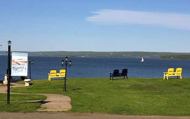 Seawinds Motel & Cottages