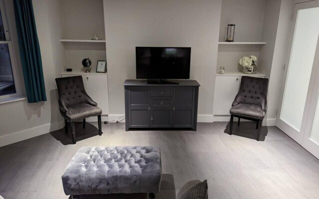 Captivating 1-bed Apartment in Bath With Parking
