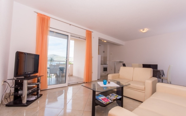 Apartment Slavica - 70 m from the beach : Lero2 Okrug Gornji, Island Ciovo