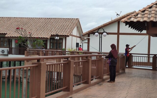 Alpine LXPD Full Seaview Water Chalet