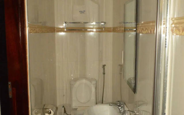 Super Paradise Hotel