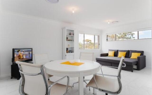 5 Bent Street - huge house with Foxtel & Aircon