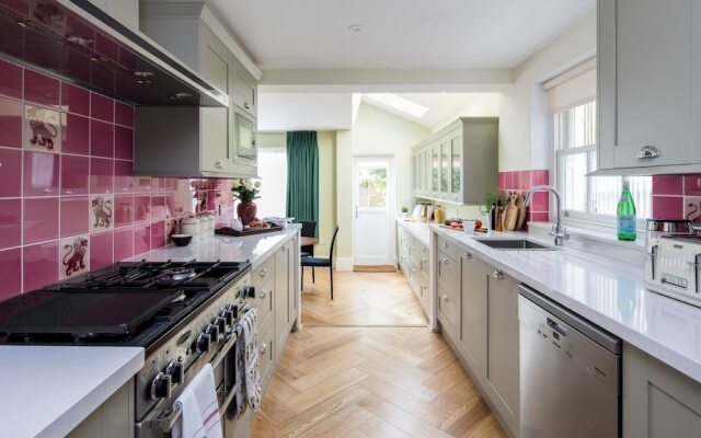 5BR Family Home in Leafy SW London