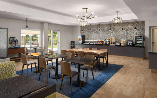 La Quinta Inn & Suites by Wyndham Santa Clarita - Valencia