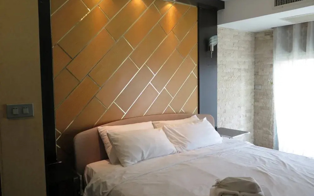 7A - 2 Bedrooms and 2 Bathrooms Located at Downtown Apartment With Shared Pool