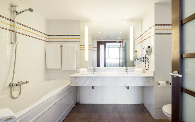 Hotel ILUNION Valencia 4