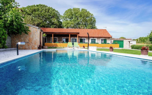 Lovely Holiday Home With Private Infinity Pool
