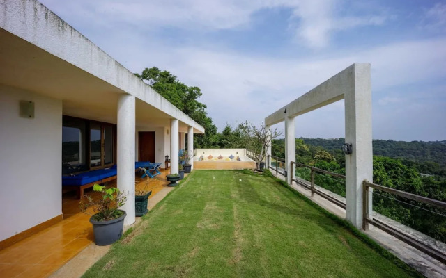 Stunning Hilltop 3BR Villa w Pool and River View