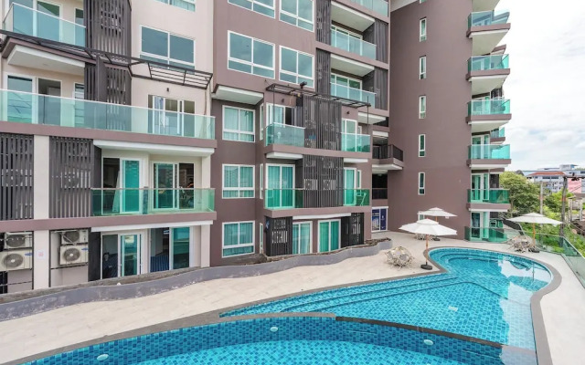 1BR Pool Gym Game Room C220