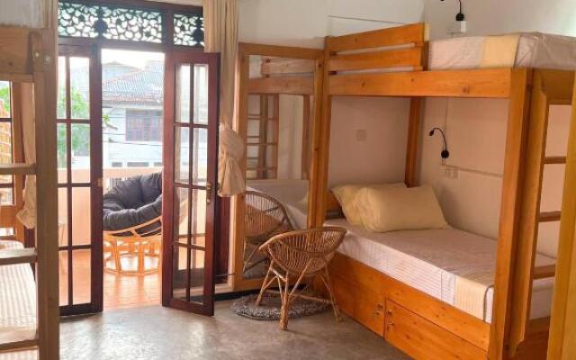 Hummus Hostel & Restaurant