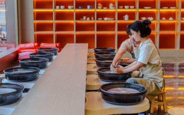 Sidou Hotel (Jingdezhen  porcelain Brach) – People – Jingdezhen
