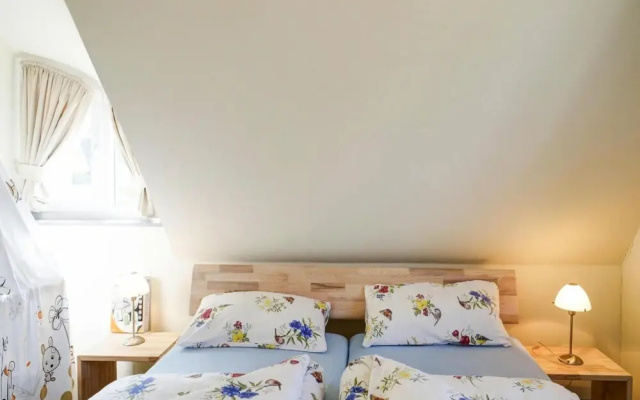 Holiday House Nightingale, Glowe