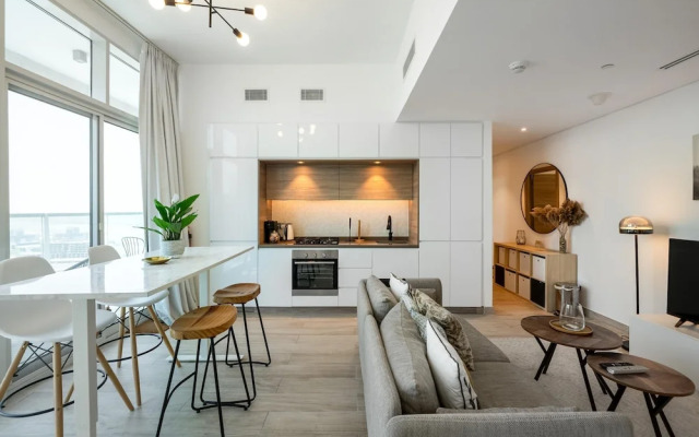 Chic 2BR w Dubai Marina Views