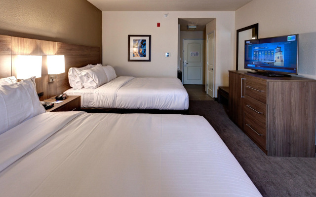 Holiday Inn Express & Suites Manhattan by IHG