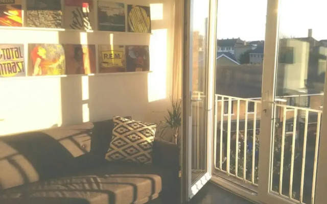 Sunny 1 Bedroom Apartment In Fun Neighbourhood