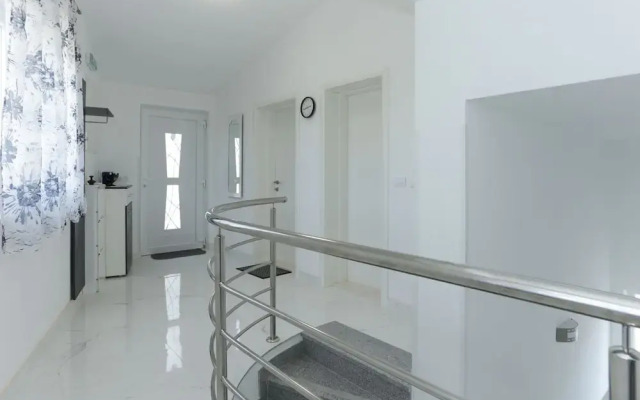 Elegant Oasis Vinisce Villa With Pool