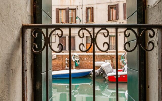 Venice Canal View Boutique Apartment