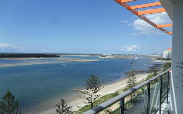 Silvershore Apartments on the Broadwater