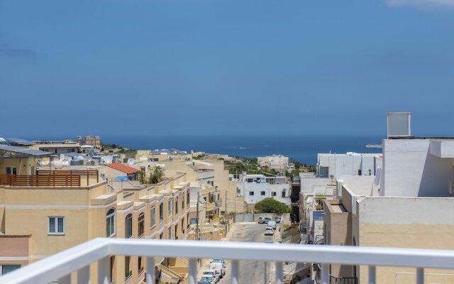 Summer Breeze Penthouse with large Terrace and Hot Tub by Getaways Malta