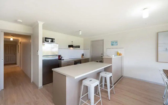 Spacious 3-bed Ground Level Beachside Stay