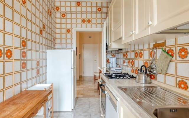 Snug Holiday Home in Salò With Balcony