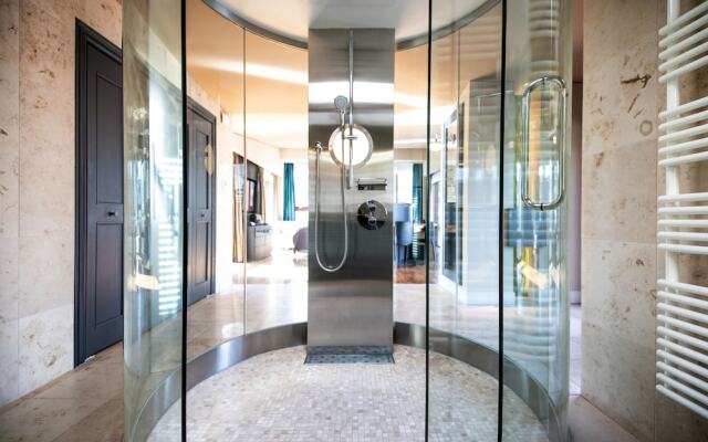 PETALS TOKYO - Floating Hotel