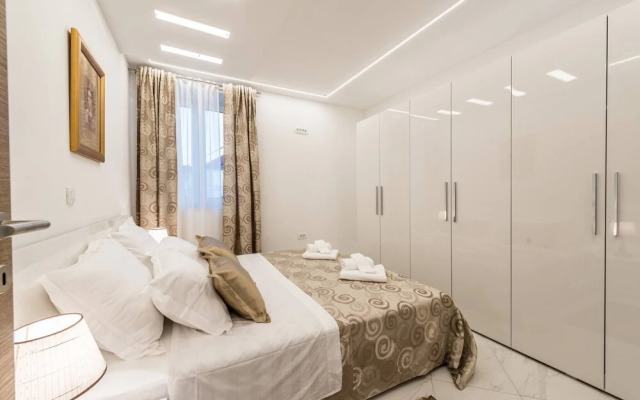 Good Life, Luxury Seafront Apartment