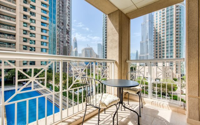 Maison Privee - Radiant Urban Retreat with Iconic Burj Khalifa Vws