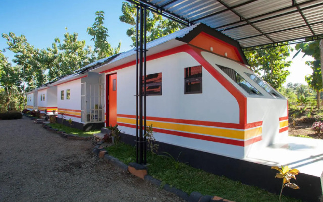 RedDoorz Near Karangasem Train Station 2