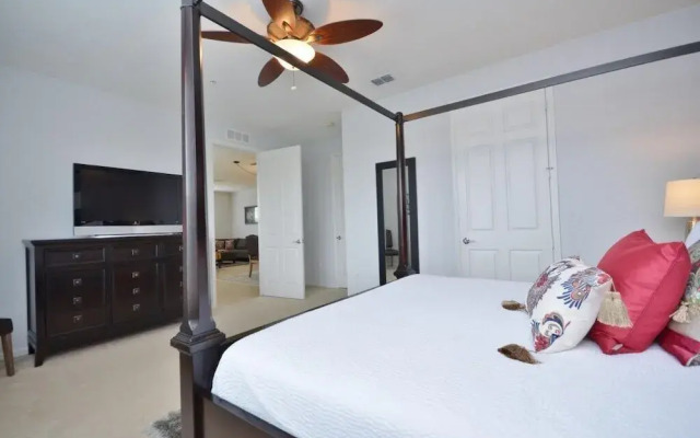 Beautiful Modern Condo, Near Parks-2012
