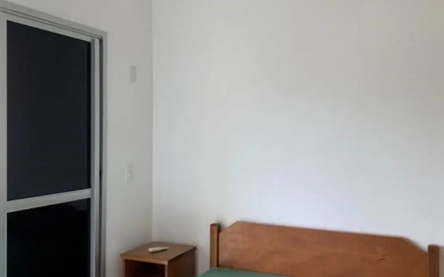 Apto c/2 quartos sendo uma suíte c/ar e 2banheiros