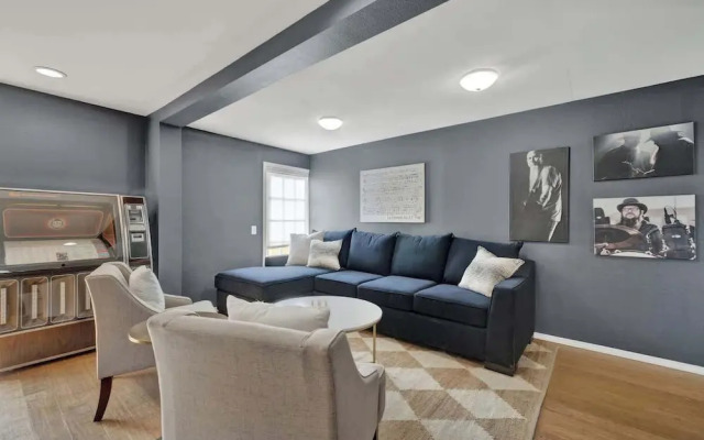 Willie the Modern Tiny Home W/hot-tub & Firetable