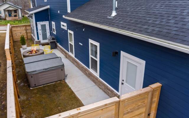 Big Blue on Main-hot Tub-less Than 1 Mi to Square