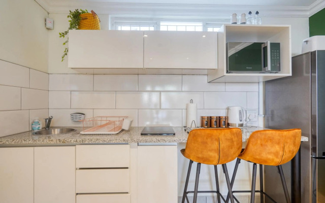 Hampton Collection - Trendy 2 Sleeper Apartment with Pool