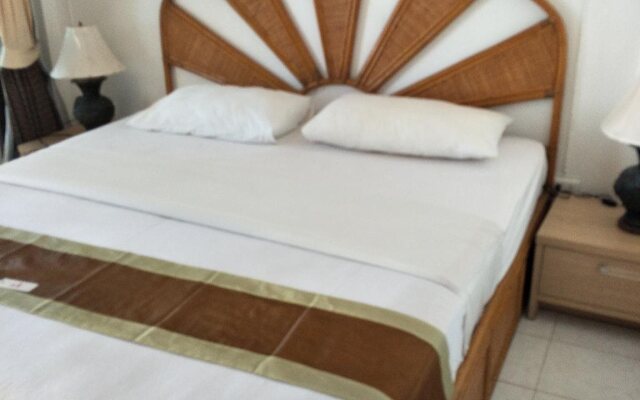 Room by Ayodiawan Naithon