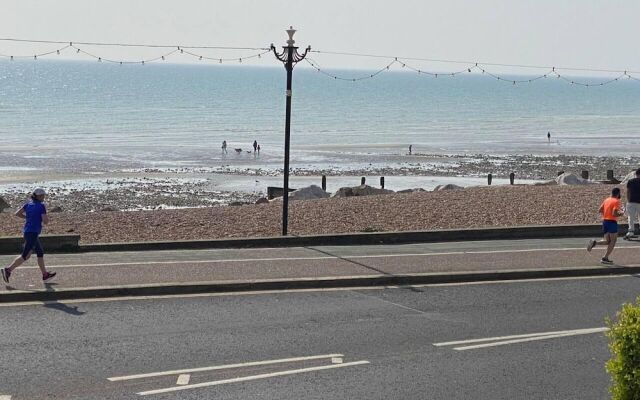 Worthing Beach 180 - 2 bed Seafront With Parking