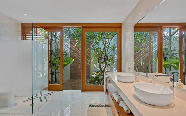 Modern Oasis Stunning Views of Golf Course River