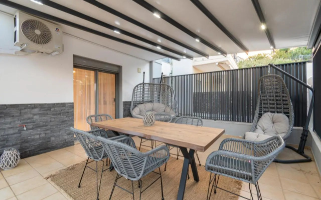 SithoniaRS Luxury Ground Floor Apartment With Private Garden