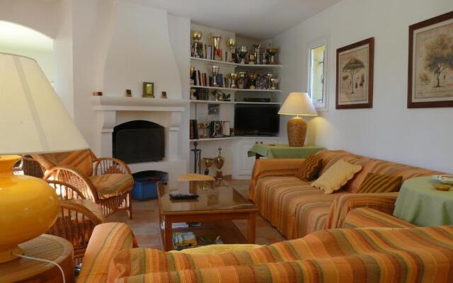 Agréable Villa Familiale Avec Piscine Chauffée, Grand Jardin, Située Proche du Centre du Village de Mouriès Au Coeur Des Alpilles, 10 Personnes, Ls1-140 Baguie Roso